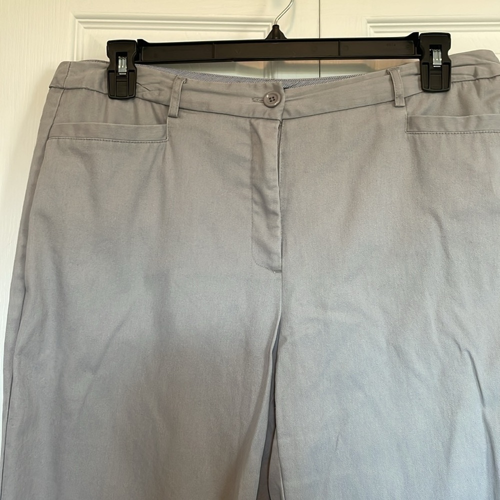 Women’s sz 14 Counterparts light gray capris. Front/back pockets 2% spandex
